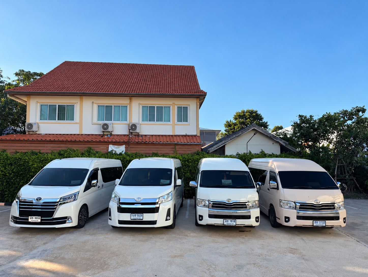 รถตู้แวนวารินจอดเรียงกัน ภาพถ่ายรถจริงจากทีมงาน
