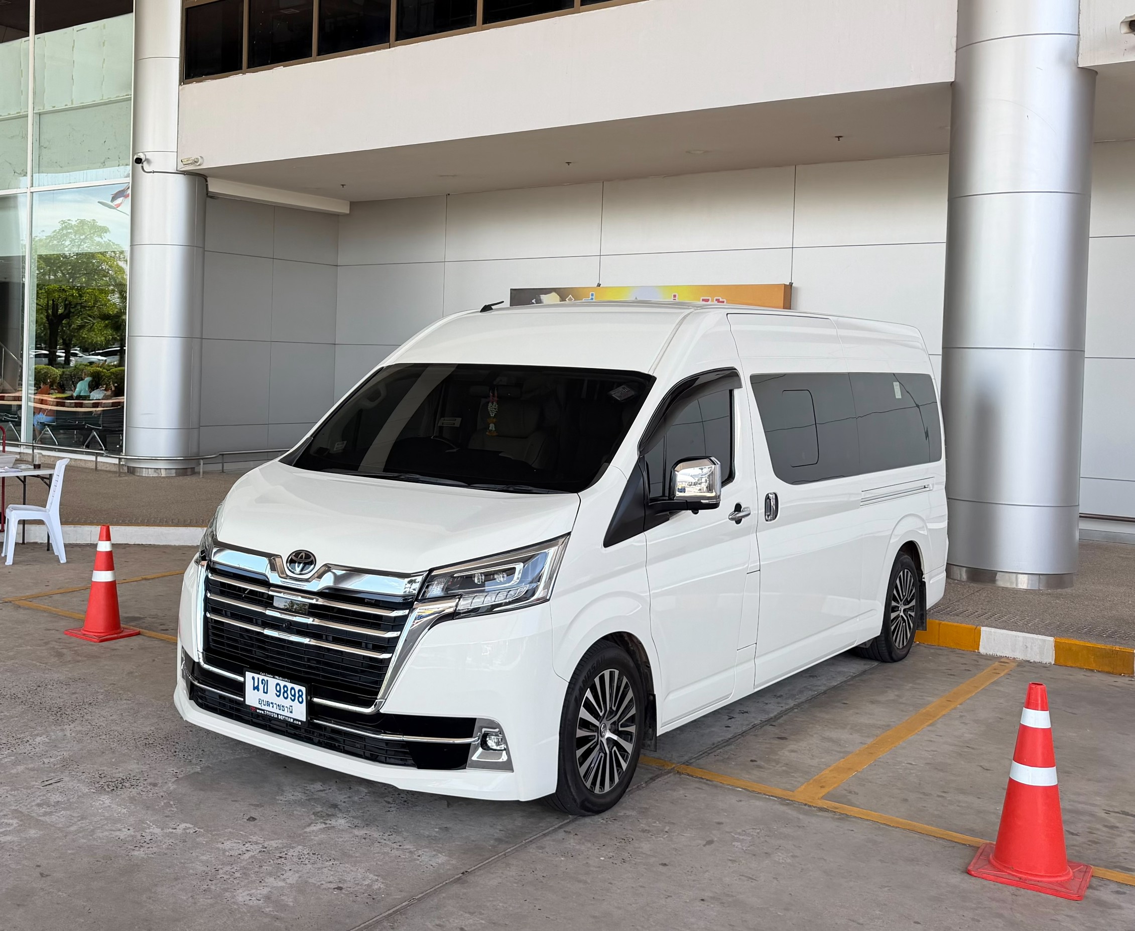 รถตู้ All New Commuter ภาพรถจริง